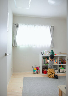 子ども部屋も富士ヒノキが敷かれ、明るくナチュラルな雰囲気。ウッドデッキを挟むように2部屋用意し、家族構成の変化を受け止められるようにした【フジモクの家（富士木材）】