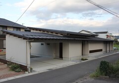 広々とした平屋の外観。シンプルでモダンなデザインが特徴で、周囲の景観に溶け込む落ち着いた色合いである。【安田住宅｜安田建築設計室】