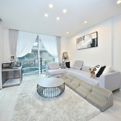 ゆったりとしたソファが配置されたリビング。落ち着いた色調で統一され、リラックスできる空間となっている。