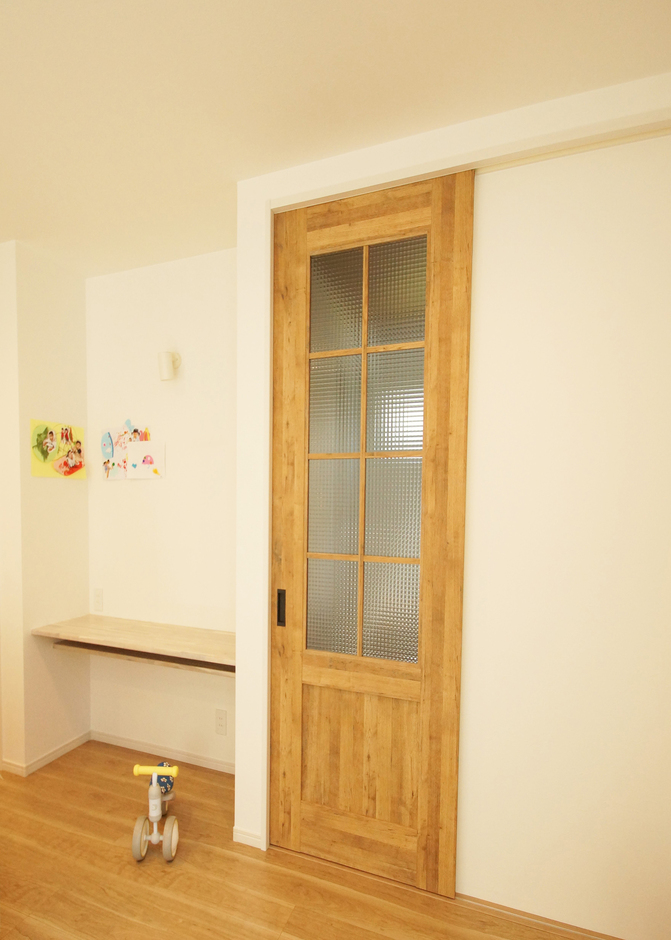 自分たちで塗装したリビングドア。いつでも自由に色を変えられるのがいい