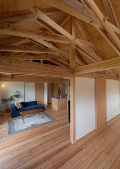 K邸の「綾」の登り梁は、天井の勾配が強い箇所があるため、横方向の強度を高められる「はさみ梁」という手法を採用。線が斜めに走り交わる様子を表す「綾」は、手刻み加工だからこそ実現可能な『石牧建築』らしいデザインと言える【石牧建築】