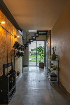 視線の抜けが抜群の土間空間。 周辺の景色を活かして抜けをつくることで、空間をより広く見せている。【グランハウス一級建築士事務所】