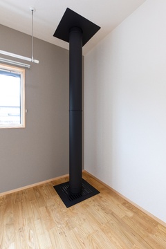 2階の洋室。薪ストーブの筒部分の熱を利用すると室内干しの洗濯物がよく乾く