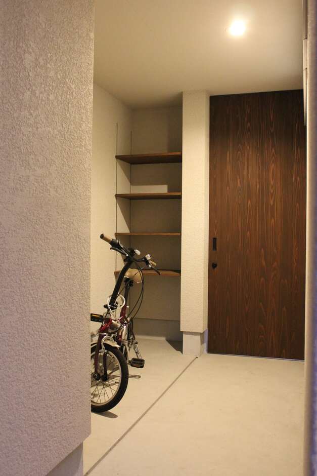 外部の収納スペース。自転車やベビーカー、子供の遊び道具やゴルフバックなど雨と紫外線から守ってくれている。