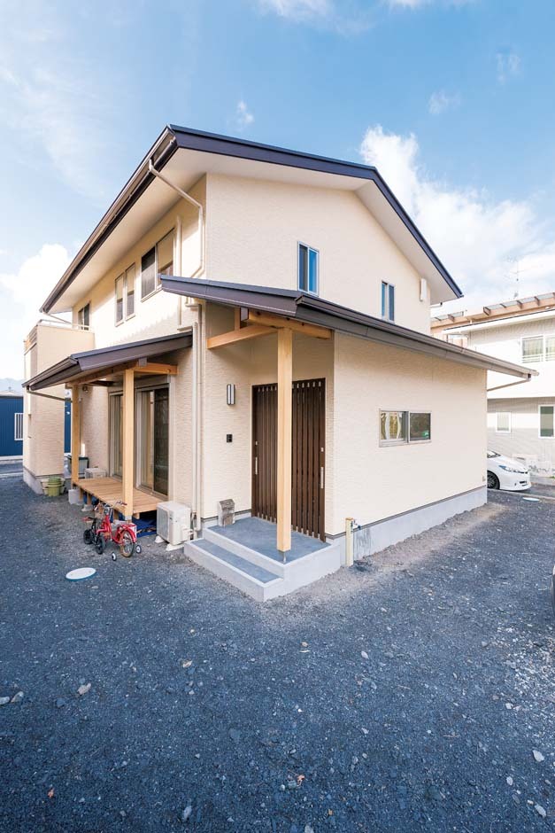 深い軒が印象的。奥のサービスヤードは静岡展示場を参考に