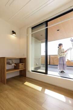 軒の深いインナーバルコニーは雨に濡れなくて安心。部屋干しスペースに作業台を造作【SEVEN HOUSE/セブンハウス】