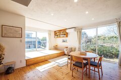 2方向の大きな窓から緑豊かな景色が広がるLDK。リラックスできる癒やしの空間だ【葵家】