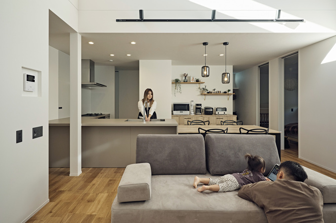 キッチンからは家族の様子を見守れる