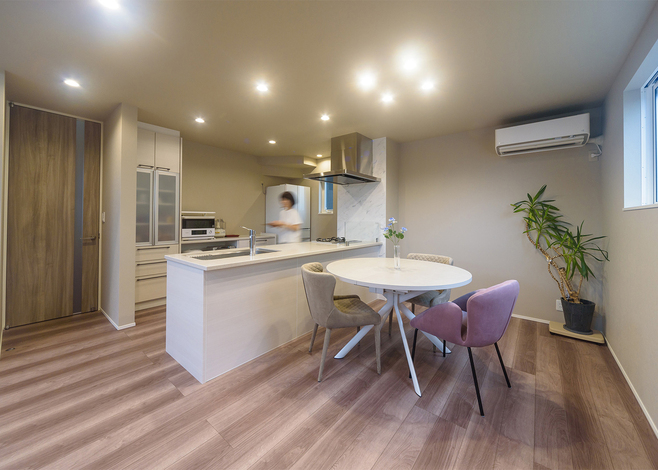LDKの床や建具、クロスは奥さま好みのグレージュベースでカラーを統一。くすみピンクのチェアが差し色に。新居にはどんな家具が似合うか、インテリアの相談にものってくれるから心づよい