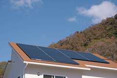 南欧の建物をイメージしたオレンジ色の屋根の上には5.0kWの太陽光パネルが載り、ゼロエネを達成している。ZEHやBELSに対応する住まいに豊富な実績があり、将来のランニングコストを踏まえて提案してくれるので安心だ【イーホーム】
