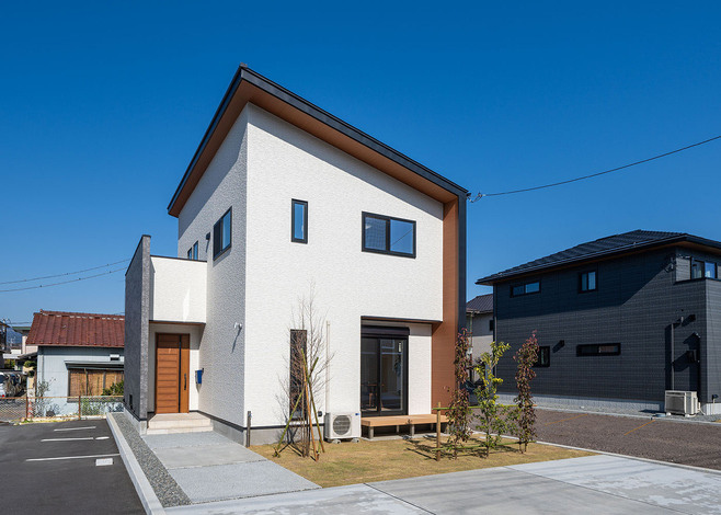 外観は軒天から袖壁まで木を貼ってナチュラルモダンなデザインに仕上げた。建物をより美しく引き立てるエクステリアも『いろはこ』のプロデュース