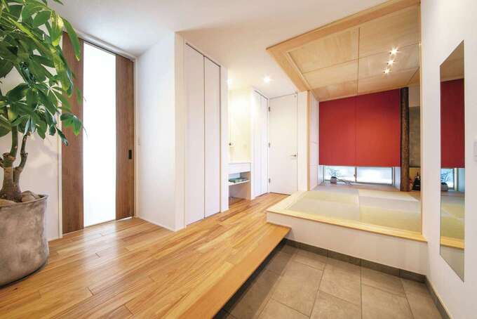 和室とLDKに面した玄関土間。和室の横には帰宅したらすぐに手洗い・うがいができる「ただいま手洗い」がある。和室は客人を玄関からすぐに招き入れられるので、学校の家庭訪問時などにも役立つ