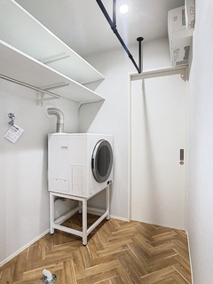 ヘリンボーンの床がアクセント。人気のガス乾燥機「乾太くん」を設置し、洗濯から乾燥までを最短ルートで。【イデキョウホーム】