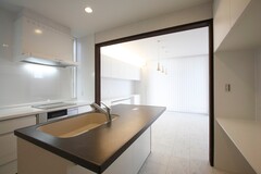シンプルかつモダンなデザインのキッチン。広々とした空間は調理や家事に最適で、収納も充実。【栃木ハウス】