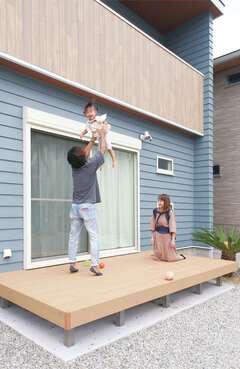 外壁は、小幅の板を一枚一枚重ねながら張り合わせいくラップ仕上げで味わい深い雰囲気に【丸昇彦坂建設】