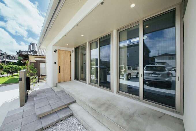 南側の窓に沿って設けたテラスは玄関ポーチと一体化した造り。夏は日除にタープを付けるとちょうどいい採光を得られる