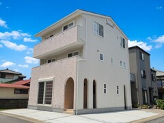 アーチ型の玄関アプローチは憧れの南欧風。二か所の開口部からは明るい光が差し込む。【建築システム（狭小住宅専門店）】