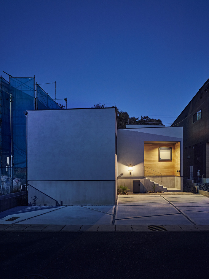 道路に近い壁には窓を設けず防犯性に配慮