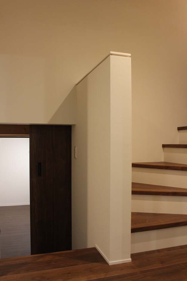 １層下は大容量の床下収納を設置。１層上はプライベート室へつながる。平屋でありながら、一部の室のみ上げ下げする事で立体的に機能する計画となっている。