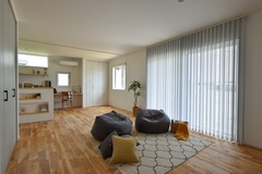 広々としたリビングダイニングキッチン。大きな窓から自然光がたっぷりと入り、心地よい時間を過ごせる空間設計。快適さを考えたデザインが特徴【マスターズ】