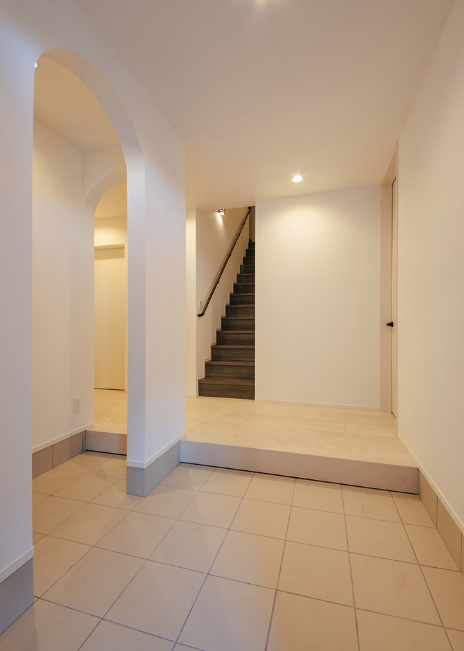 玄関の土間からは、小屋裏部屋へと続く階段があり「あれ？平屋なのに階段があるの？」と来訪者の意表をつく