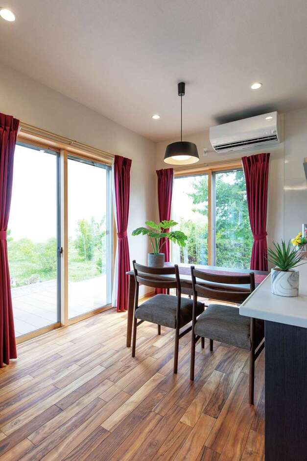 庭木を眺めながら食事を楽しめる風流なダイニング