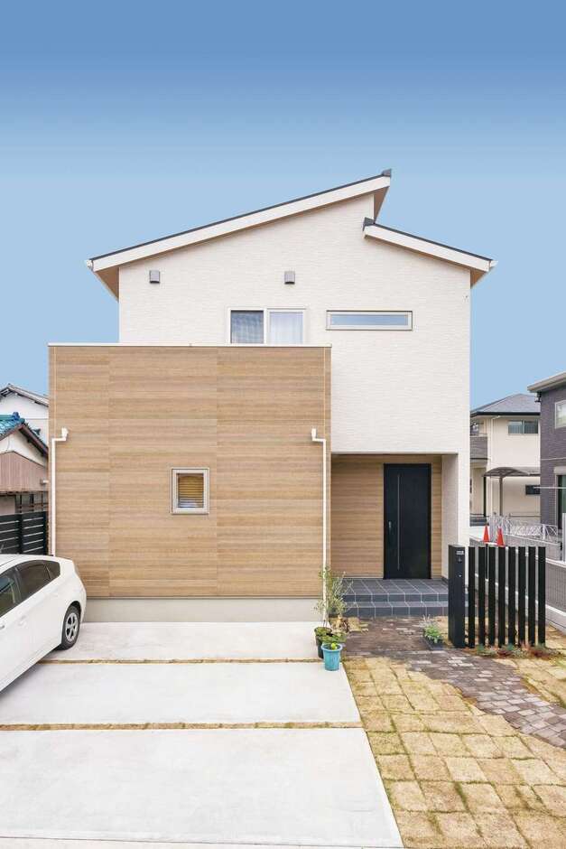 エッジの効いた外観デザイン。これから芝生や植物を植えるなど、家づくりの楽しみはまだまだ続きそう