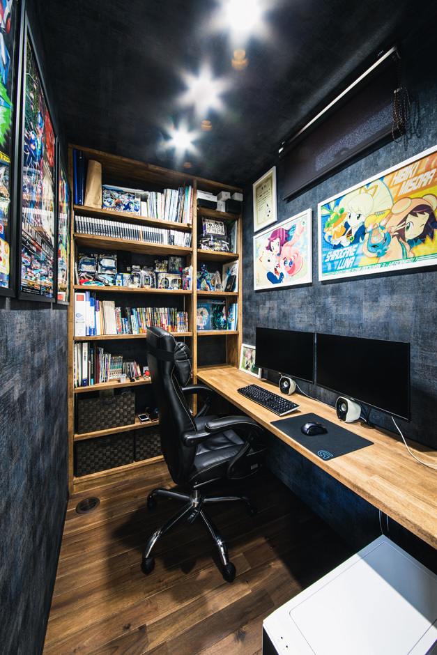 ご主人のゲーム専用ルーム。長いカウンターを設置し、書棚を壁面いっぱいに設けてあり、思う存分ゲームに没頭できる