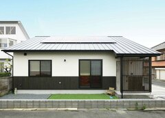 端正な佇まいが美しい1.5階の外観。屋根に太陽光発電を搭載し、なるべく電気を買わない低燃費な暮らしを実践している