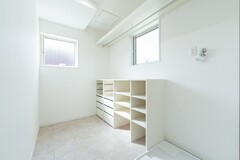 洗面脱衣室に隣接するランドリールーム。「家事ラク」な軽快動線です。【丸宗建設】