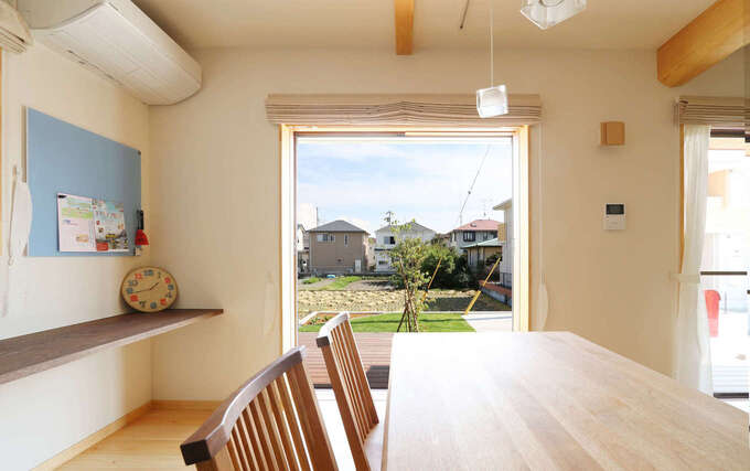 全開口サッシが縁取る気持ちの良い景色が楽しめるダイニング