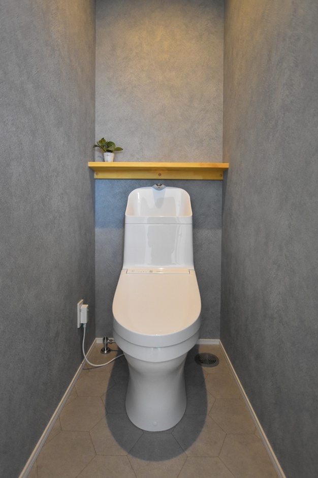 コンパクトながらも機能的なトイレスペース。グレーを基調とした色調が、落ち着いてリラックスできる雰囲気ですね。