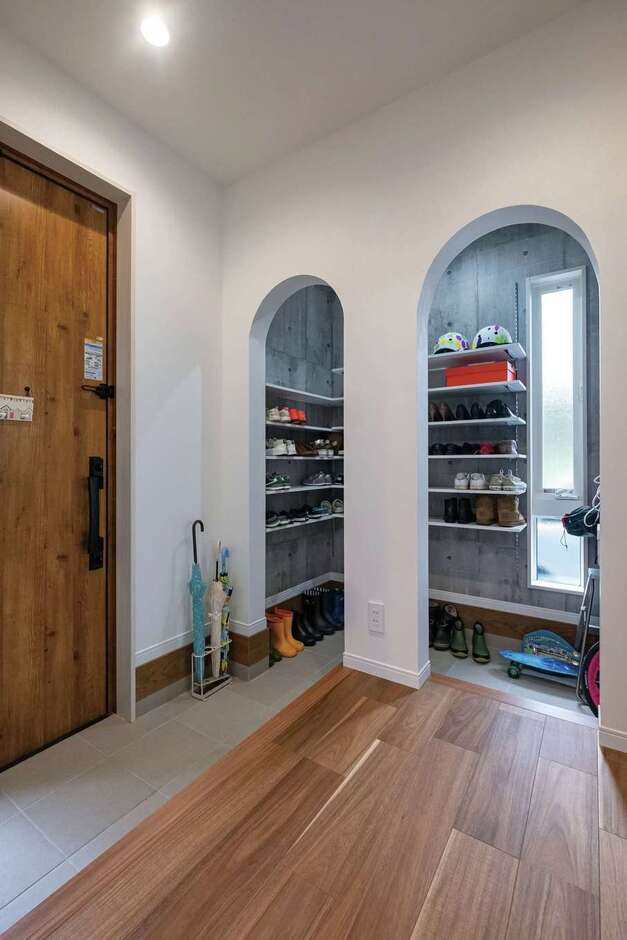 アーチをくぐり、シューズクロークに靴を片付けてから、玄関ホールに上がれるように、L字型に設計した玄関回り