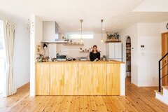 回遊型で出入りしやすいキッチンは、前面を造作収納に【葵家】