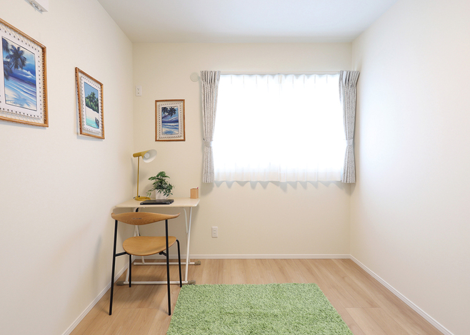 子ども部屋は中学生や高校生になっても飽きが来ずに使えるように、白を基調にシンプルにコーディネート