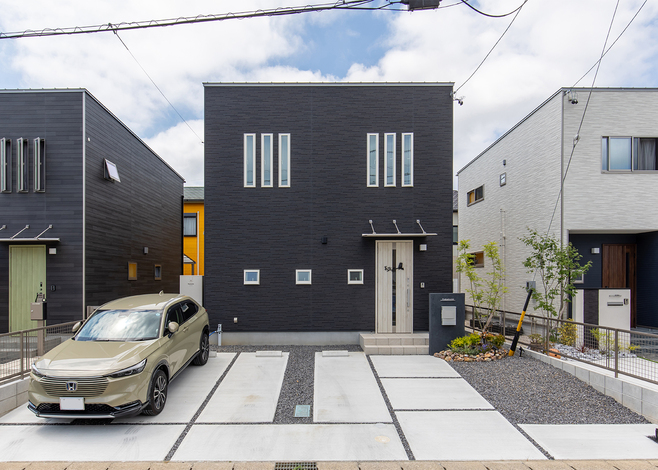 32坪2LDKの2階建て「インナーバルコニー」プラン。正面には窓をバランス良く配置した。玄関先で季節の彩りが楽しめる