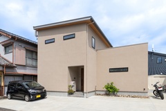ベージュの塗壁がやわらかいイメージを与えてくれる外観。軒裏天井は木目になっているので、さらに落ち着いた雰囲気を出してくれる。