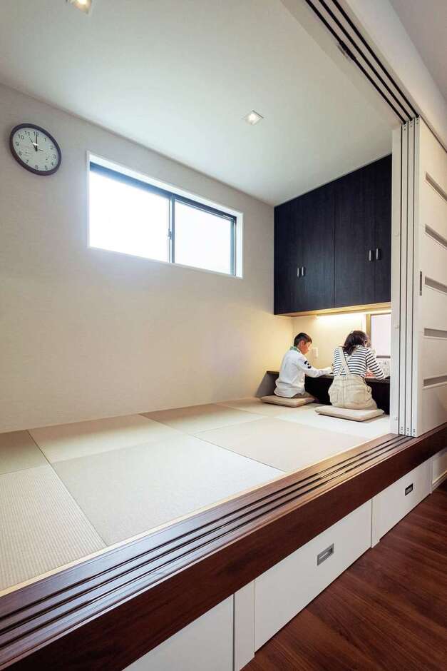 勉強道具や学用品などはすべて小上がりに収納。集中したいときはドアを閉めて個室として使用する