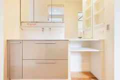 スタイリッシュなデザインの洗面スペース。収納も充実しており、機能性とデザイン性を兼ね備えている。