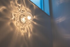 ガラスの透明感が空間を軽やかに見せ、やわらかな光が階段全体を包み込みます。
可愛らしいフォルムながらも上品で、昼と夜で表情が変わるのも魅力です。【丸宗建設】