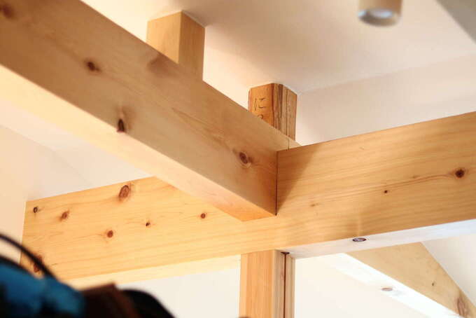 おじいさまからいただいた角材は、小屋束の木組みにも使用。家族をさりげなく見守ってくれている