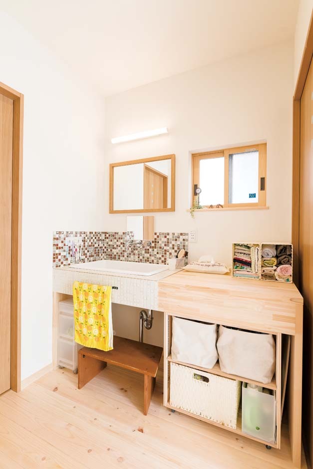 洗面台はタイル張り。何が必要かわからないからと、収納は自分たちで製作
