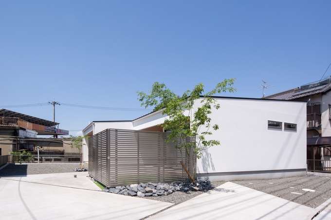 綺麗でスタイリッシュな真っ白の塗り壁。
白い壁に植栽がよく映えます。