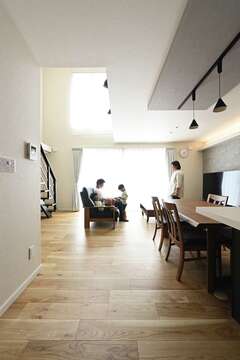 敷地が縦長で住宅が隣接しているため、室内全体に明るさが行き渡るよう、リビングを吹き抜けに。その結果、十分な採光を確保でき、室内全体に開放感が生まれた。2階にいる家族の気配も感じとれるので、コミュニケーションが取りやすい