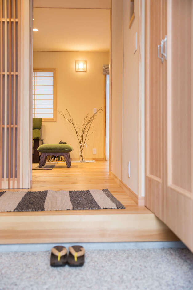 玄関の戸を開けると、洗い出しの土間が迎えてくれる。奥様が選んだお香とヒノキの匂いが混ざり合い、心がホッと落ち着いていくのがわかる。床、壁、建具類はすべて、無垢材を使った人気の住宅ブランド「夢ハウス」仕様。木の優しい色合いが美しい