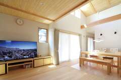 無垢材と自然素材の手触り、質感が心地いい吹抜けのリビング