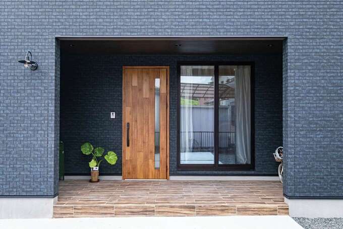 一段高く施工したエントランスポーチは雨宿りや自転車置きに便利