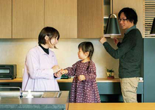 夫妻と3歳の長女の3人家族。新居で暮らし始めてからは、家で過ごすことが多くなったそう。心地いい暮らしのためには収納と動線も大事という奥さま。整理整頓も工夫し、春からの職場復帰に備えている。