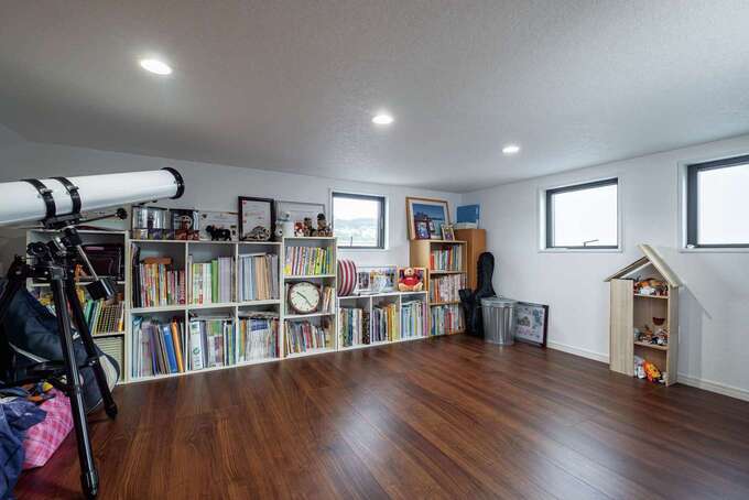 屋上に隣接する小屋裏収納にはちょっとした時間を過ごせるようなスペースも確保した