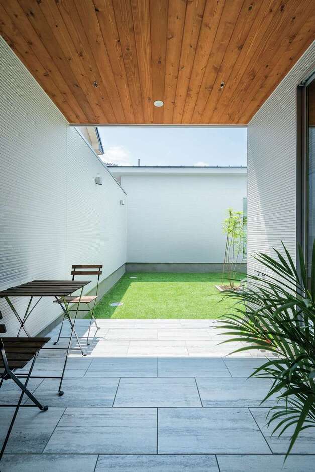 主寝室と中庭の間は、オープンエアのタイルテラスに